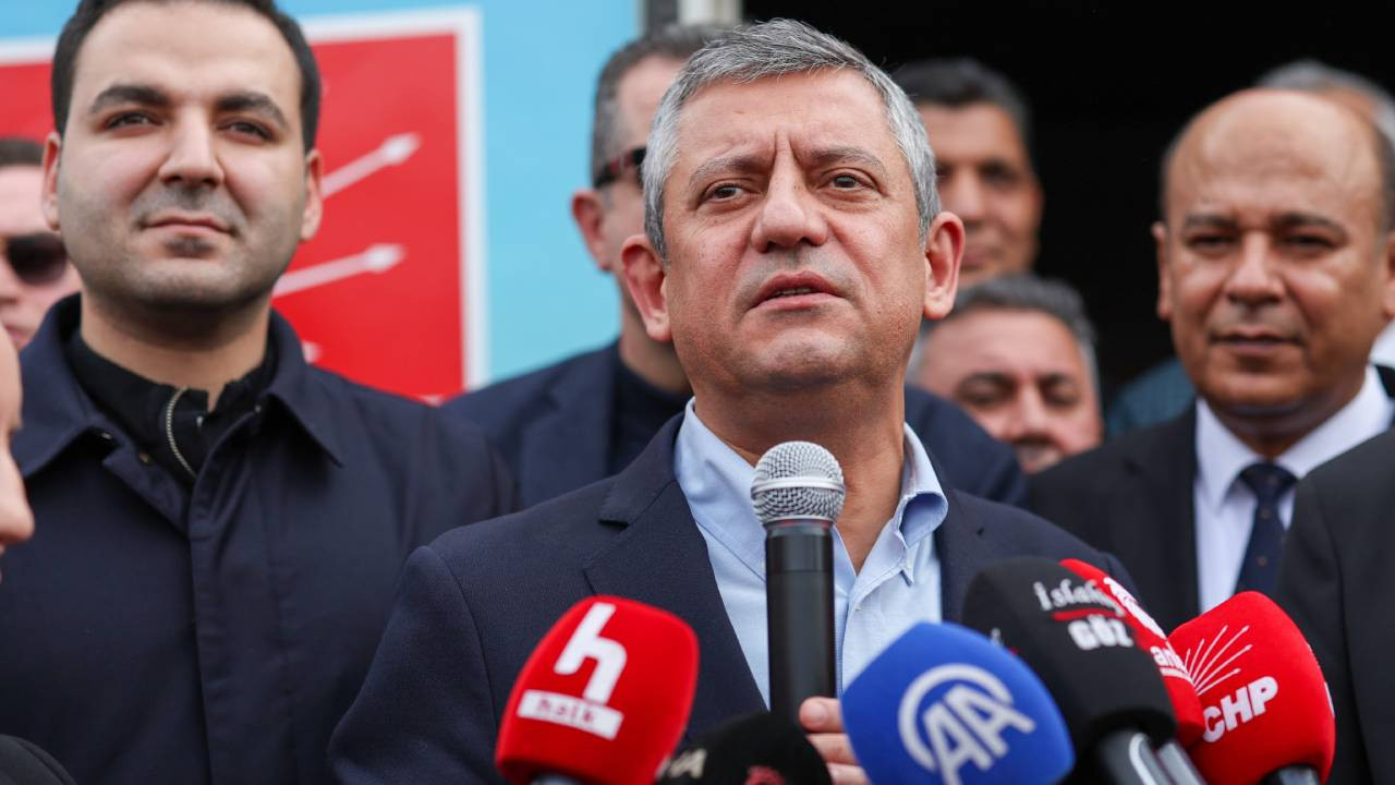 CHP lideri Özel: 3 yıl geçti depremzedeler hâlâ konteynerde
