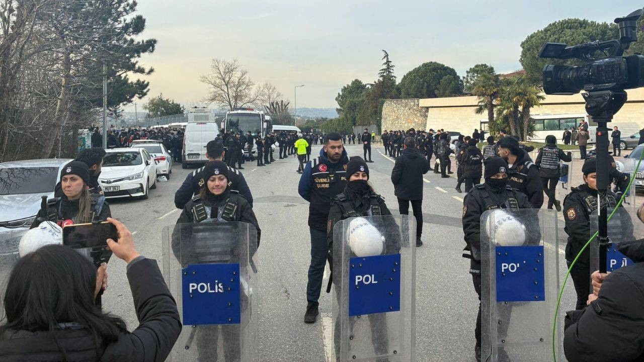 Migros işçilerine Tuncay Özilhan'ın evinin önünde yine gözaltı