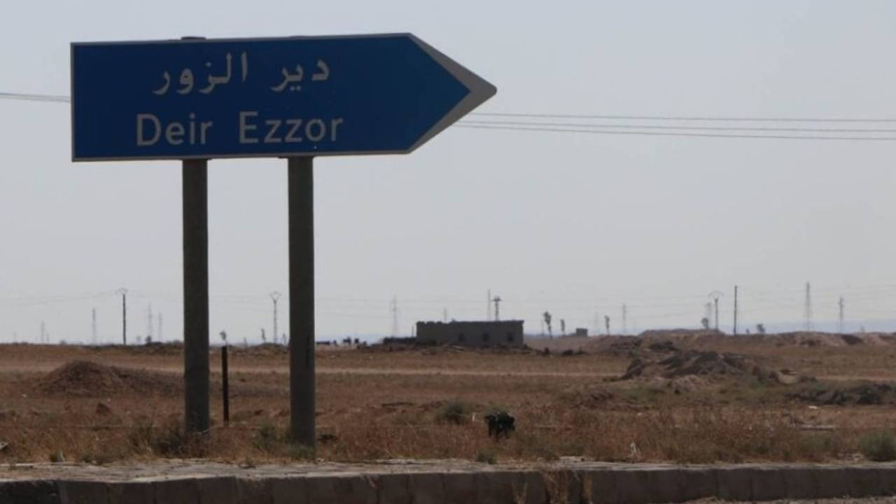 Deyrezor'da Arap aşiretleri petrol kuyularını ateşe verdi