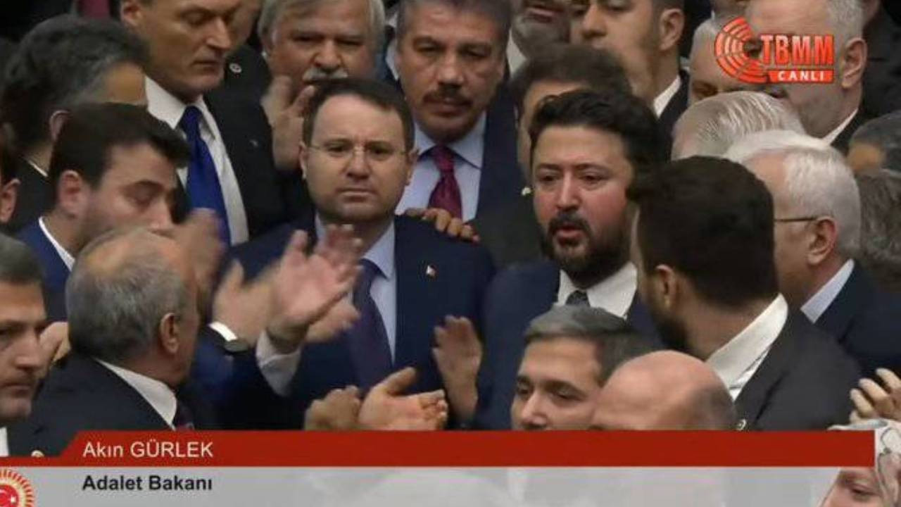 Akın Gürlek AKP'li vekillerin arasında yemin etti, anayasa fırlatıldı