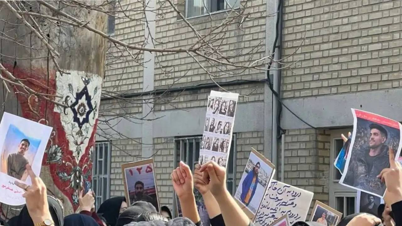 İran'da öğrenci protestoları yükseliyor: Ne Şah ne Molla