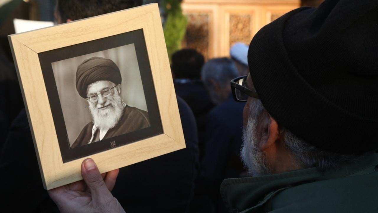 New York Times'tan İran analizi: Bir diktatör düştü, tehlikeli belirsizlik başladı