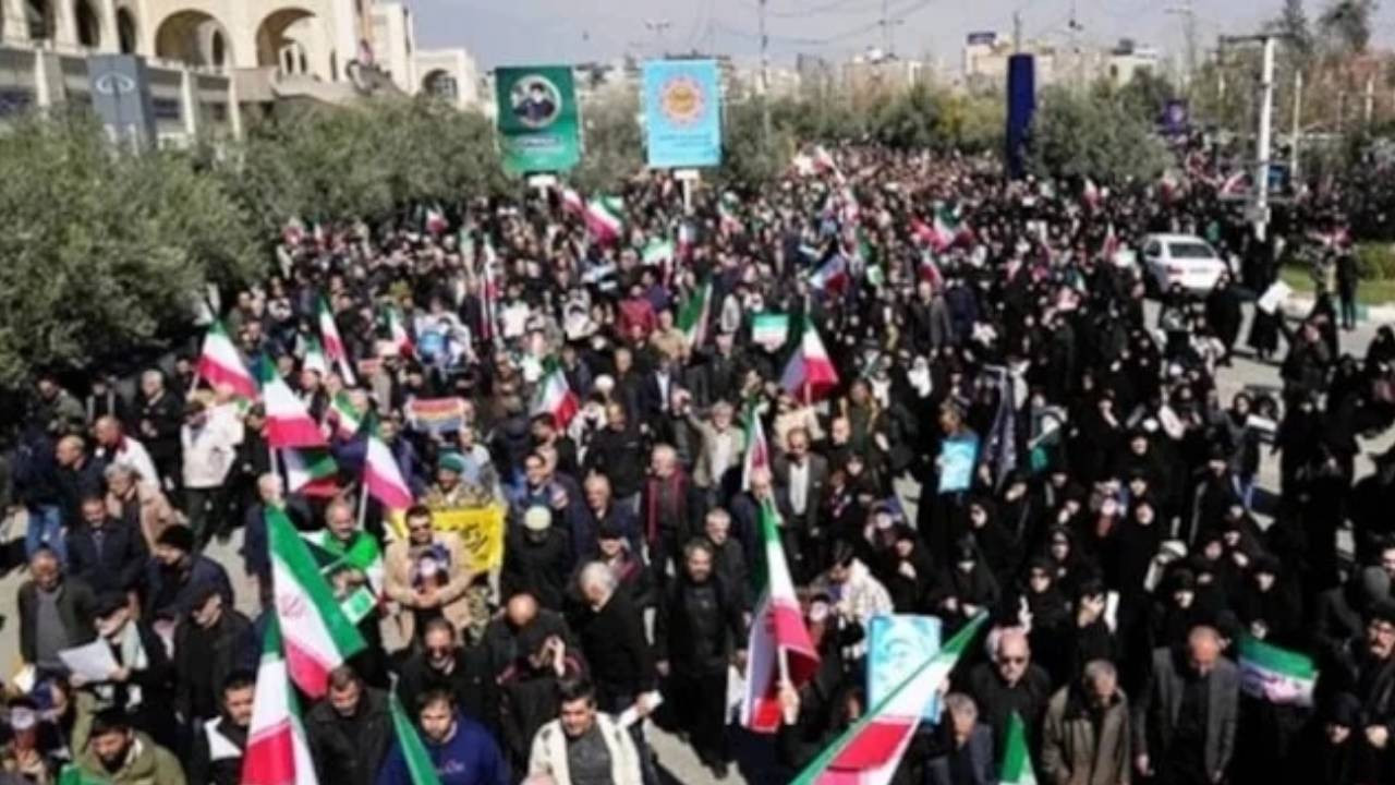 İran'da cuma namazı sonrası ABD ve İsrail protestosu