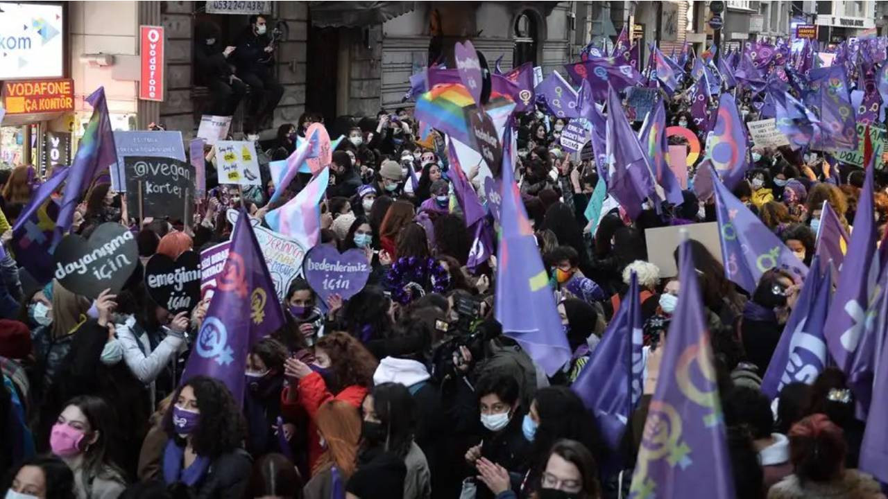 İstanbul Feminist Gece Yürüyüşü ablukaya rağmen başladı
