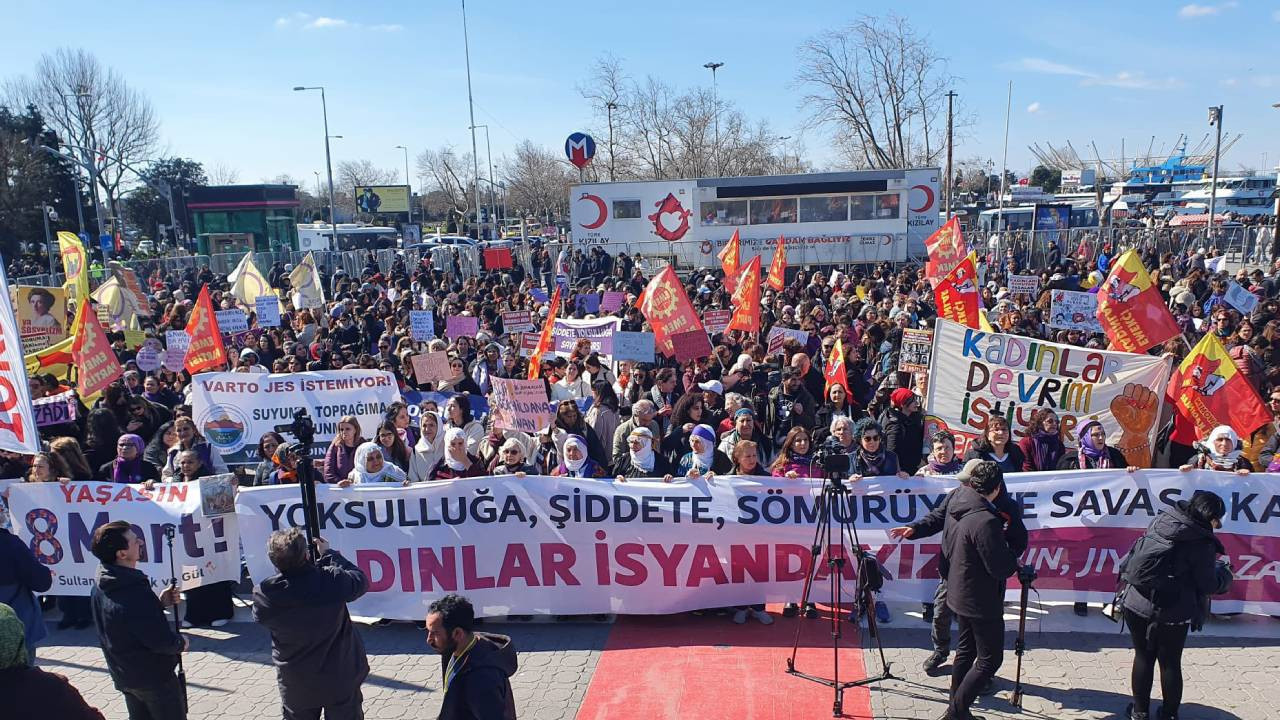 Kadıköy’de 8 Mart mitingi: 'Yoksulluğa, şiddete ve savaşa karşı isyandayız'