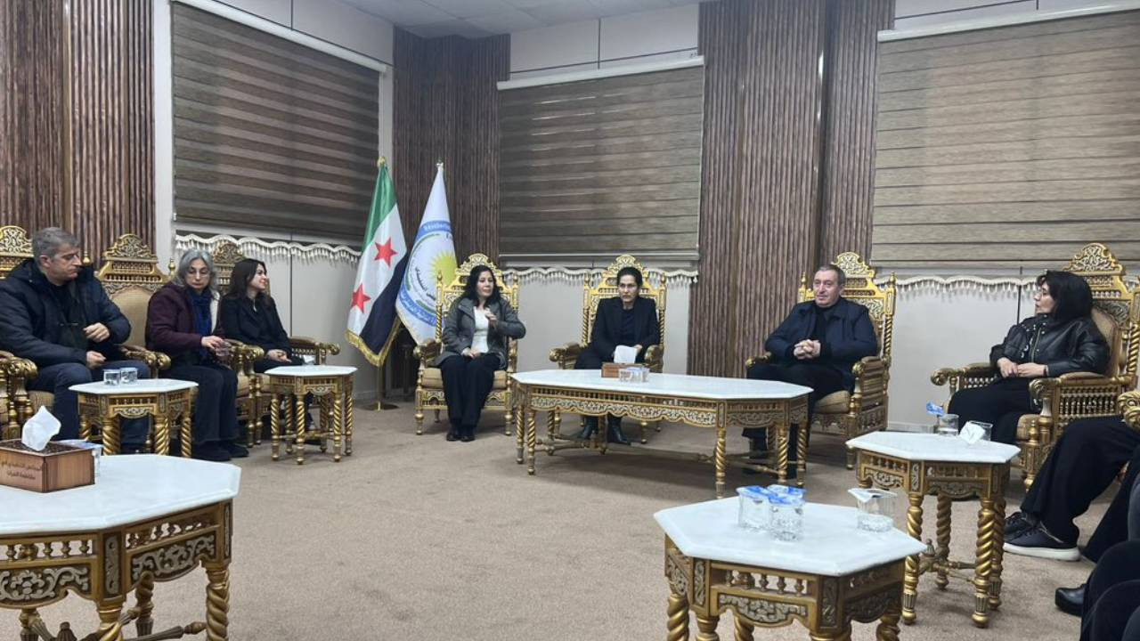 Türkiye'den giden heyeti Kobani'de İlham Ahmed karşıladı