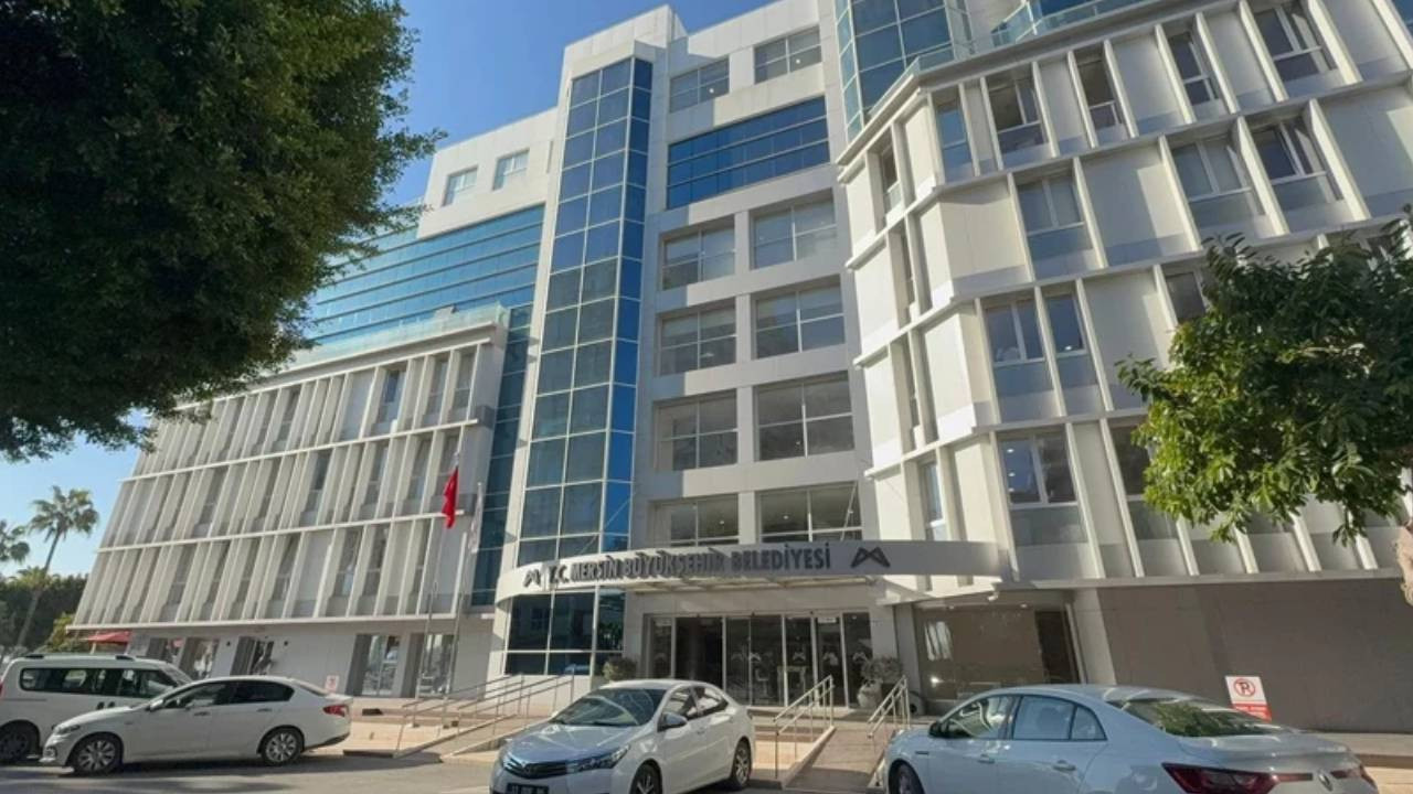 Mersin Büyükşehir Belediyesi’ne operasyon: 26 kişi adliyeye sevk edildi