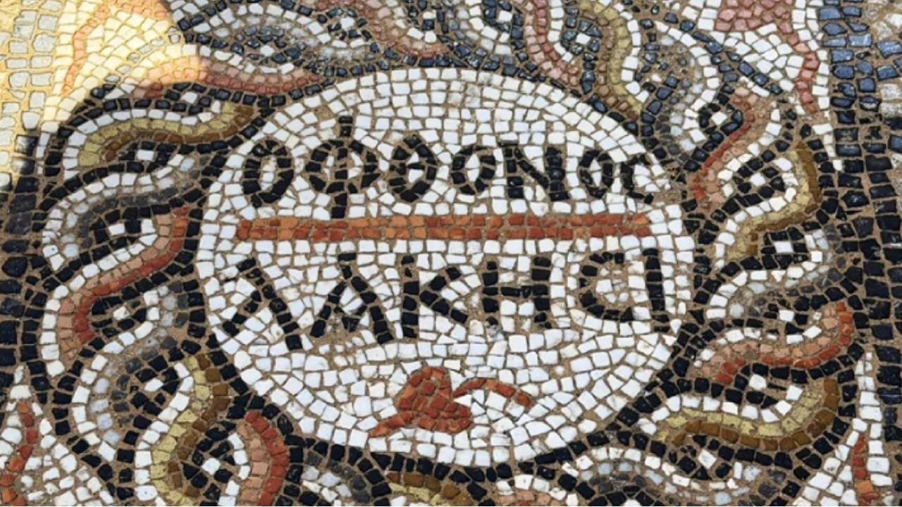 Üç bin yıllık antik kentte şaşırtan mozaik yazısı: Kıskanan çatlasın