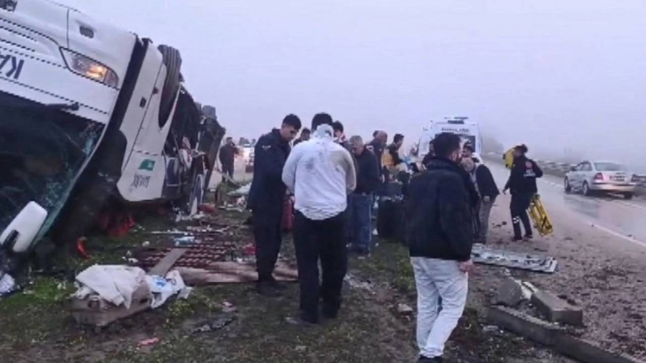 Adana'da yolcu otobüsü devrildi: 2 ölü, 19 yaralı