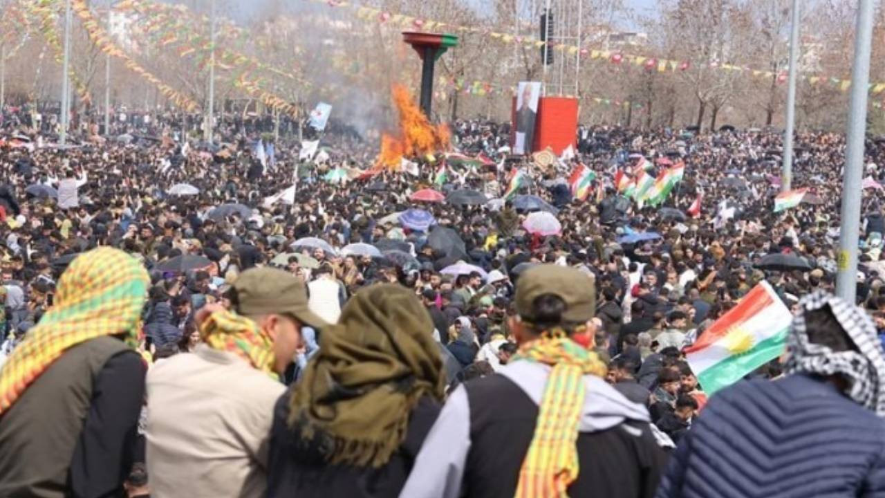 Diyarbakır'da Newroz ateşi yakıldı