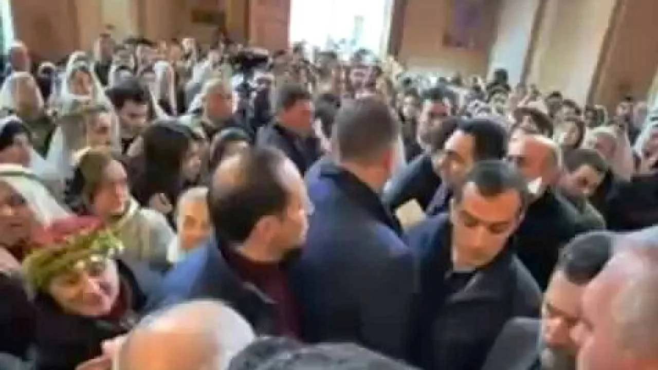 Ermenistan Başbakanı Paşinyan’a kilisede saldırı girişimi