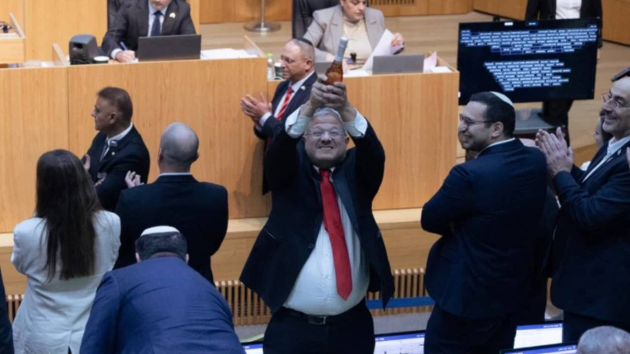 İsrail'de Filistinlilere idam öngören yasa kabul edildi; Sağcı vekil Meclis'te şampanya patlattı