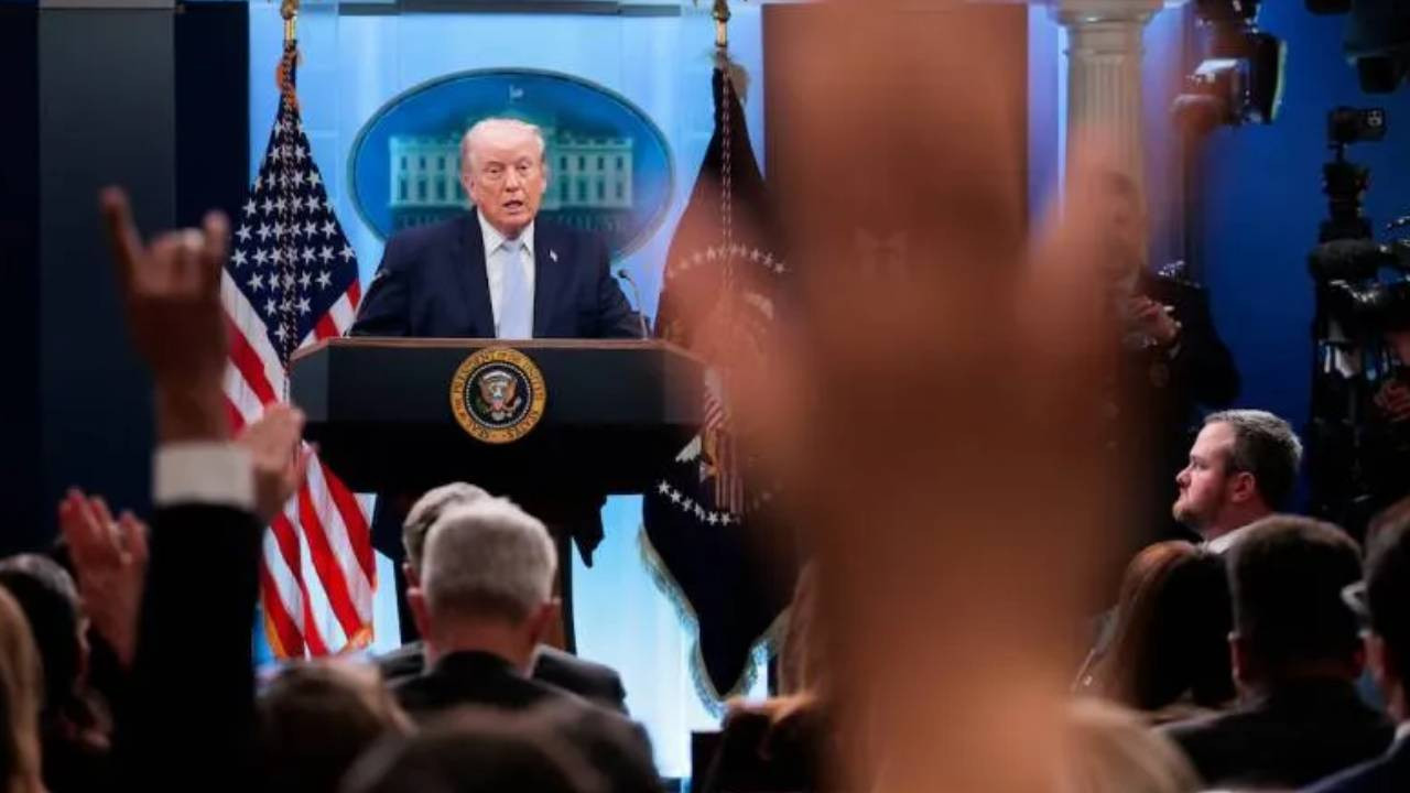 Savaş başlayınca kapanmıştı: Trump, İran'la anlaşma için Hürmüz'ün açılması şartını koştu