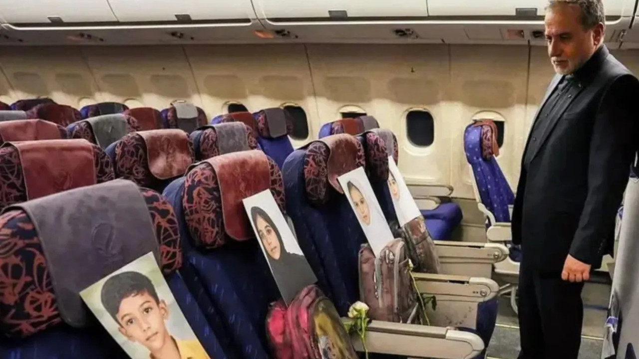 İran heyeti uçağa saldırılarda öldürülen çocukların fotoğraflarını yerleştirdi
