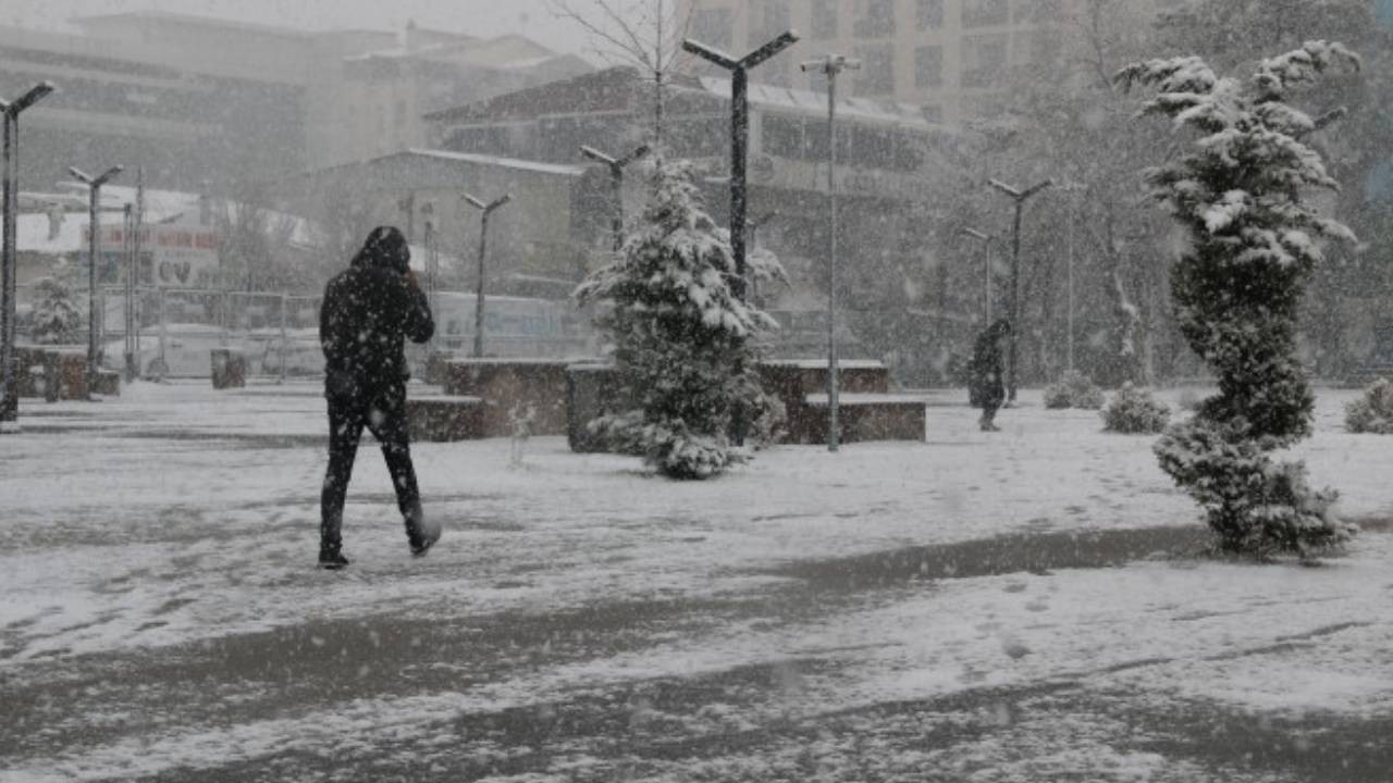 Van’da kar yağışı nedeniyle 93 köy yolu ulaşıma kapandı