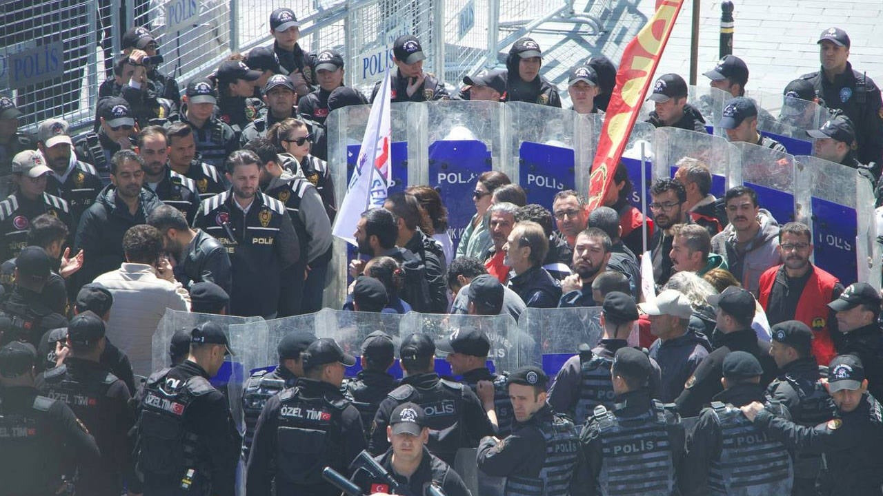 Taksim'de 1 Mayıs anmasına polis müdahalesi: Gözaltılar var