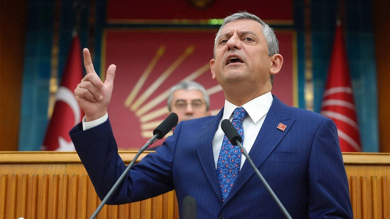 Özgür Özel grup toplantısında konuşuyor