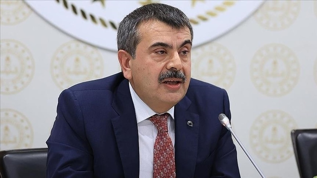 Bakan Tekin Duyurdu: Okullarda Ara Tatil Kalkıyor Yaz Tatili Uzuyor!