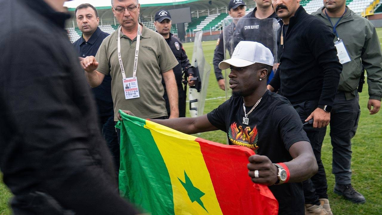 Polis, Senegal bayrağını PKK bayrağı zannetmiş