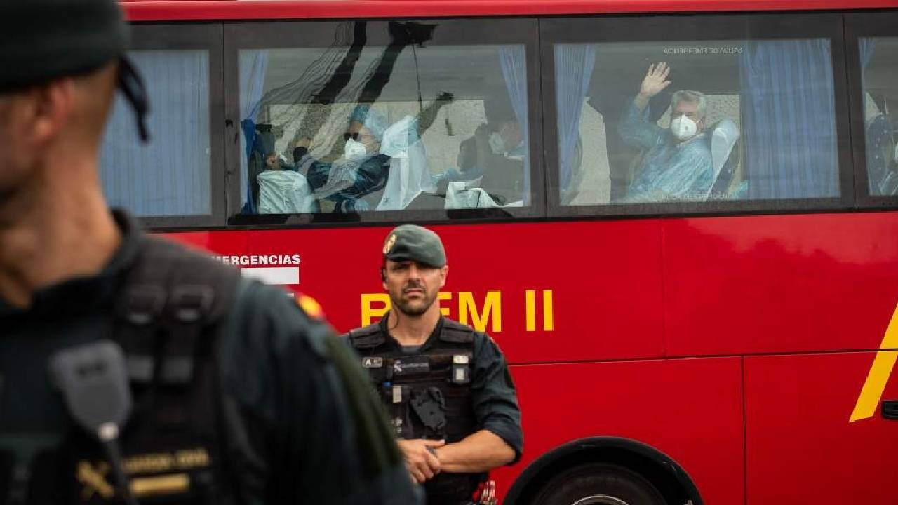Hantavirüs görülen gemideki 3 Türk vatandaşı İstanbul'a getirildi