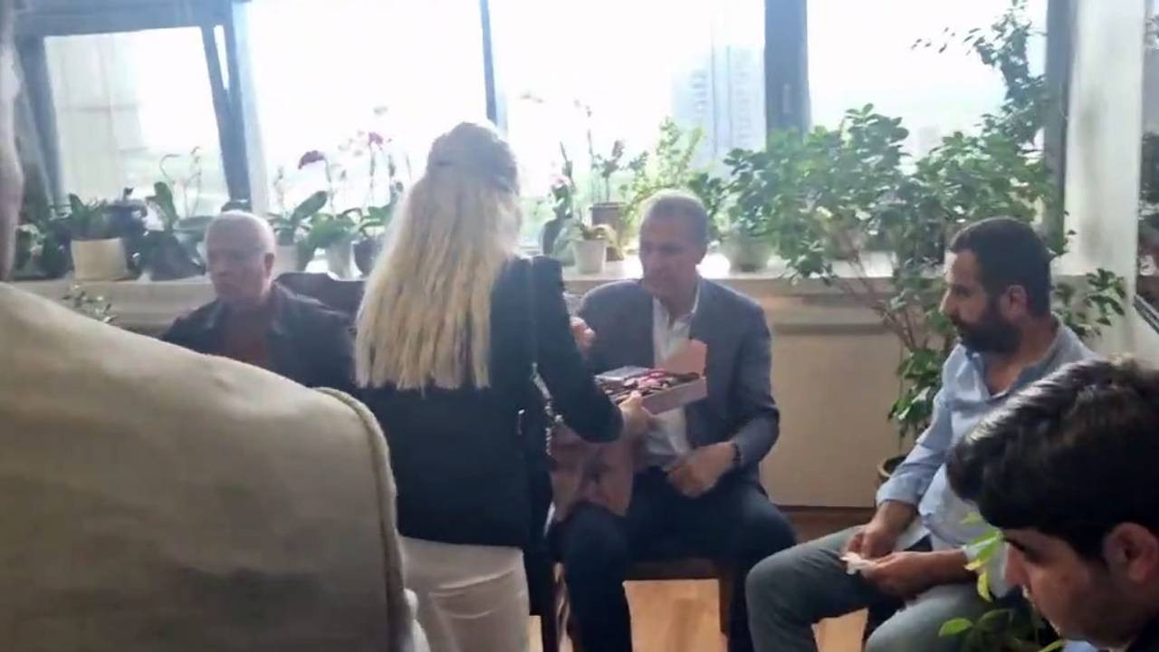 CHP Genel Merkezi’nde polis müdahalesi sonrası Kılıçdaroğlu ekibinden çikolata dağıtımı