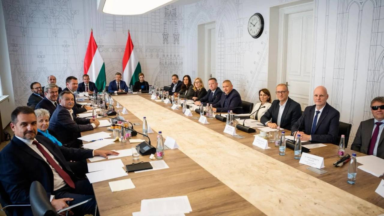Macaristan'da milletvekili maaşları yüzde 40 azaltıldı