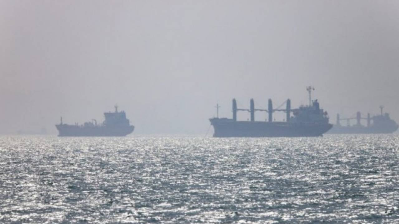 Hürmüz'den geçen bir tanker Umman açıklarında vuruldu