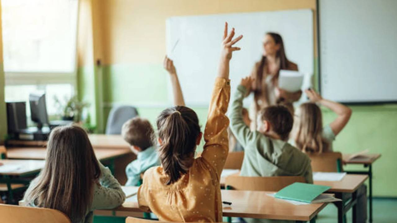 MEB’den velilere uyum eğitimi izni: Kamuda çalışan anne veya babaya 3 saat idari izin