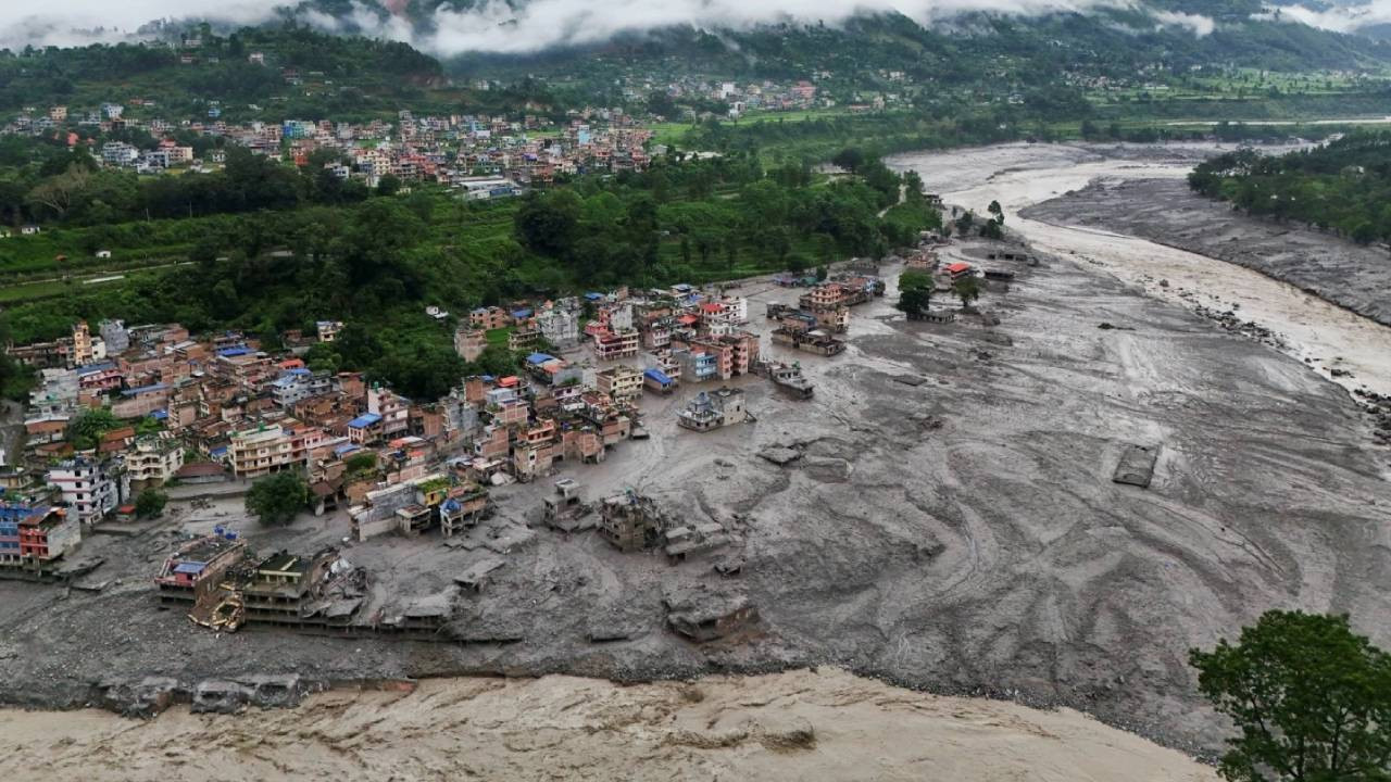Nepal ve Tibet’te can kaybı 750’ye, kayıp sayısı 3 bin 44’e yükseldi