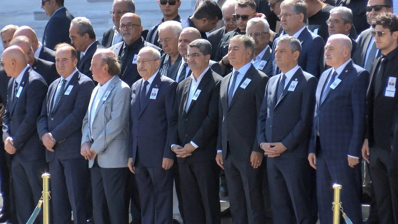 Özgür Özel ve Kılıçdaroğlu cenazede tokalaştı