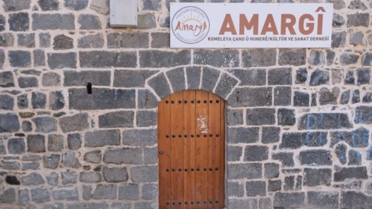 Diyarbakır'da bir derneğe yapılan baskında polis kilidi değiştirip anahtarları TEM'e götürdü