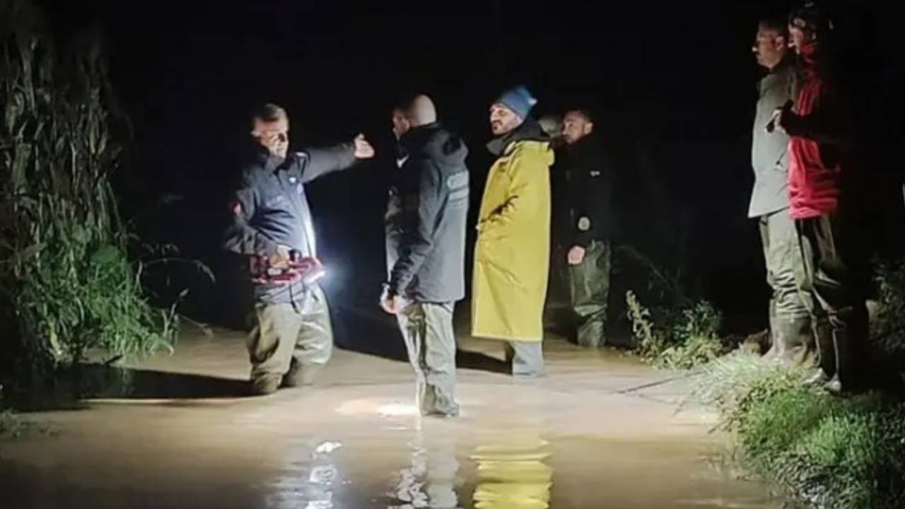Pendik'te selde kaybolan iki kişiyi arama çalışması