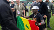 Polis, Senegal bayrağını PKK bayrağı zannetmiş