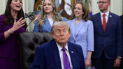 Trump kameralar önünde uyuya kaldı