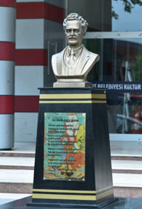 Nazım Hikmet büstü 14 yıl sonra eski yerine taşındı - Resim : 1