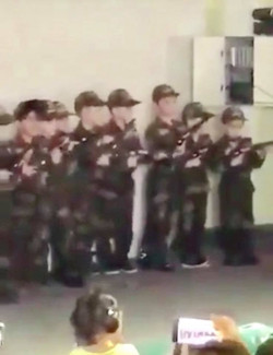Camide asker kıyafetli çocuk gösterisi tepki topladı - Resim : 1