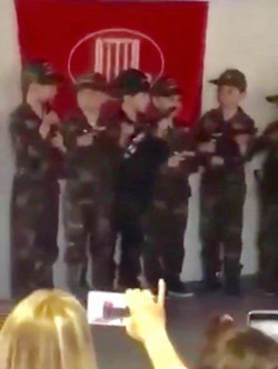 Camide asker kıyafetli çocuk gösterisi tepki topladı - Resim : 2