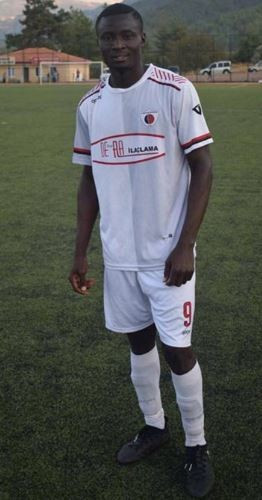 Nijeryalı futbolcu defnedildi, babası şikayetçi oldu - Resim : 1