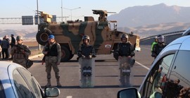 Sınırda bekleyiş sürüyor... Emniyet müdüründen heyete: 'Ankara’dan haber bekliyoruz'