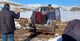 Bingöl'de çamurlu yol çilesi: İlçeye kepçeyle gidebildiler