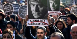 Hrant Dink, 18 yıl önce katledildiği yerde anıldı: Hafıza, hakikat, hayat, hasret