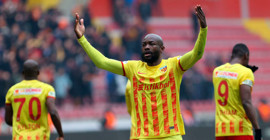 Kendi takım arkadaşına fiziksel müdahale etti, kırmızı kart gördü