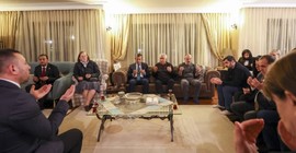 Özel'den otel yangınında yakınlarını kaybedenlere ziyaret