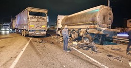 Bursa'da iki tır çarpıştı, şoför araç içinde sıkıştı