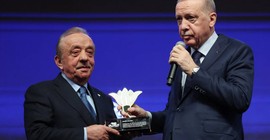 Erdoğan, deprem anmasında Cengiz ve Kalyon'a plaket verdi