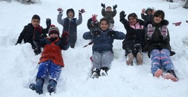 Hakkari'de çocuklar yağan karın tadını çıkardı