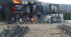 Hatay'da işçilerin kaldığı konteynerler yandı
