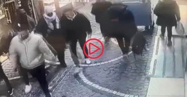 Saniyeler içinde sırt çantasından 50 bin dolar çaldılar, güvenlik kamerasına yakalandılar