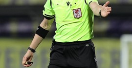 U-17 futbolcusu, maçta kendisine kırmızı kart gösteren hakemi bıçakladı