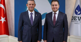 Babacan'ı ziyareti sonrası açıkladı... Özgür Özel: iki adaylı senaryomuz yok